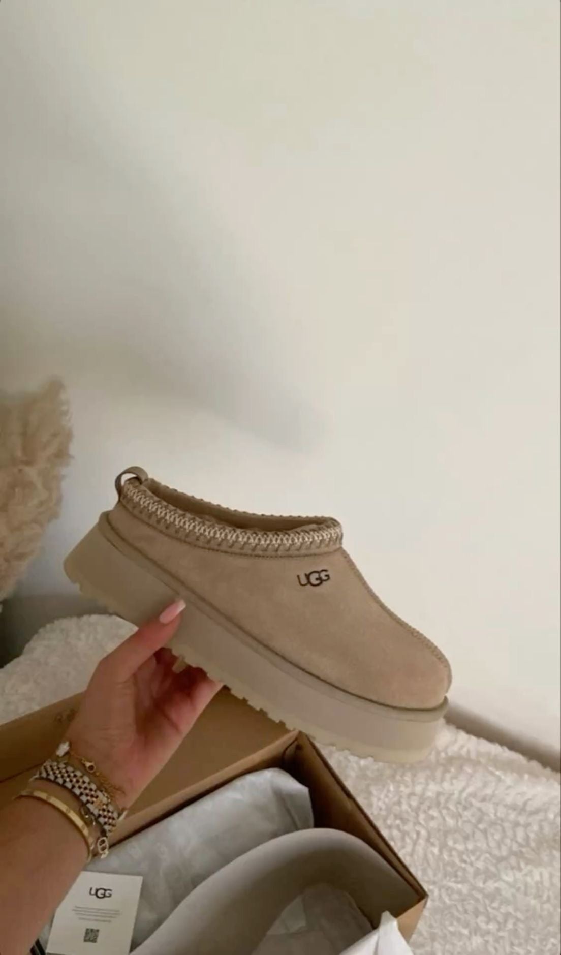 "UCC" SLIPPERS