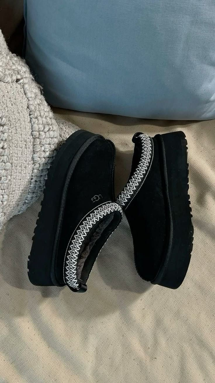 "UCC" SLIPPERS